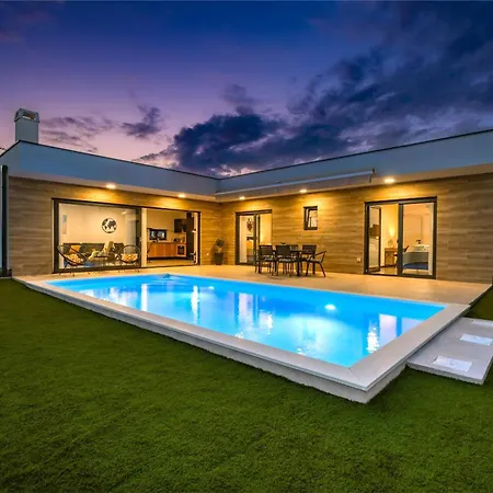 Villa Aura *